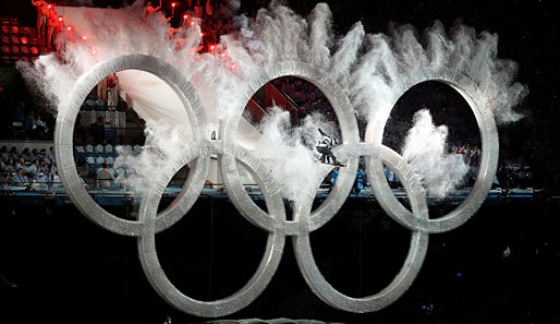 The Lord of the Board: Ein Snowboarder sorgte mit seinem Sprung durch die olympischen Ringe für eine gelungene Eröffnungsfeier