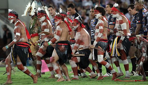 Auf Kriegsfuß: Die Indigenous All Stars wurde beim Rugby-Einmarsch von Stammeskriegern begleitet
