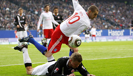 Hamburger SV - Eintracht Frankfurt 0:0: Mladen Petric und Maik Franz gerieten immer wieder aneinander