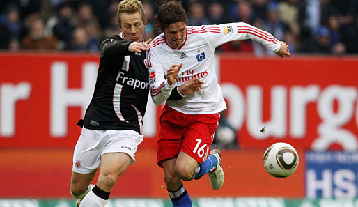 Marcus Berg (r.) im HSV-Sturm hatte kaum gute Chancen gegen die gut verteidigenden Frankfurter