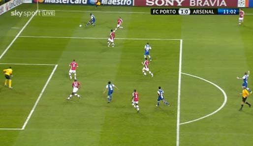 Porto gegen Arsenal, Varela lässt Clinchy alt aussehen und bringt den Ball steil in Richtung Fabianski