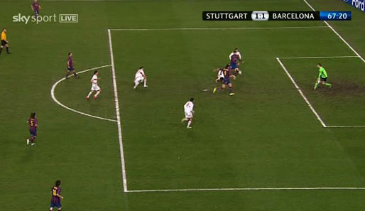 Auch Tasci ist zu Boden gegangen, der Ball springt vor die Füße von Ibrahimovic