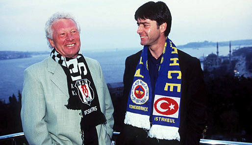 1998 zog es Joachim Löw (r.) dann an den Bosporus zu Fenerbahce Istanbul. Hier auf dem Foto steht er mit Kallie Feldkamp dem damaligen Trainer von Besiktas Istanbul