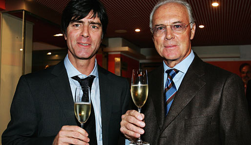 Der Eine hat das, was der Andere noch will: Weltmeister-Trainer Franz Beckenbauer (r.) und Joachim Löw (l.)