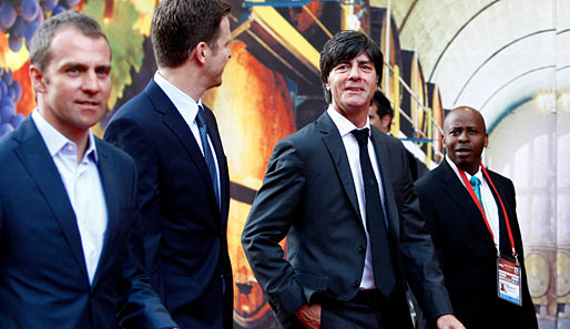 Mit DFB-Manager Oliver Bierhoff (M.) und Co-Trainer Hansi Flick (l.) ging es im Dezember zur Auslosung der WM-Gruppen