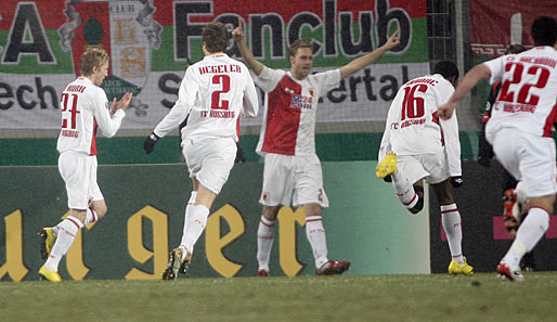 Augsburg - Köln 2:0: Daniel Brinkmann (M.) bereitete das 1:0 von Michael Thurk (l.) vor