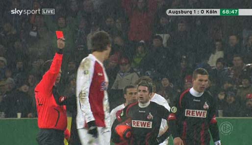 Podolski steht mit dem Rücken zu Kinhöfer und sieht den Platzverweis noch nicht