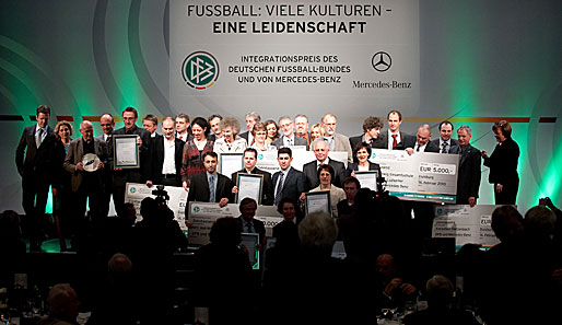 Mercedes-Benz und der DFB loben beim Integrationspreis an Geld- und Sachpreisen 150.000 Euro aus