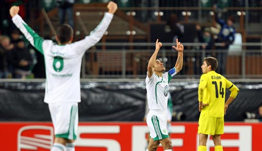 VfL Wolfsburg - Villarreal 4:1: Josue (M.) und Simunek jubeln, Dzeko traf früh zum 1:0 für den deutschen Meister