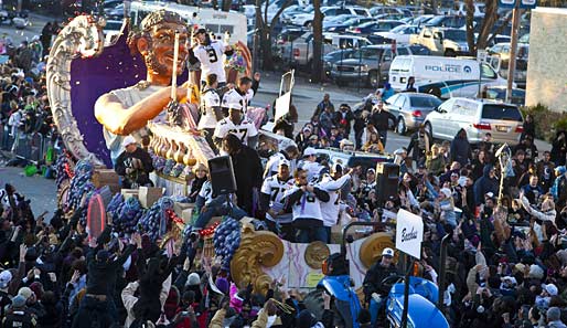 Die Saints auf ihrer Siegerparade durch New Orleans: Dank bunter Dekoration herrscht Stimmung wie beim Karneval