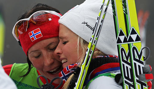 Marit Joergen und Therese Johauq sind nach dem Sieg in der Staffel den Tränen nahe