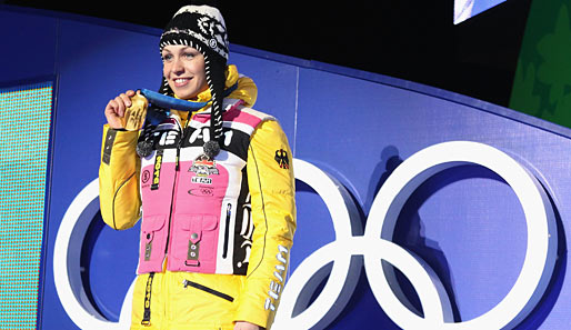 Der schönste Moment ihrer bisherigen Sportlerkarriere: Magdalena Neuner hält die Goldmedaille des Verfolgungswettbewerbes in ihren Händen