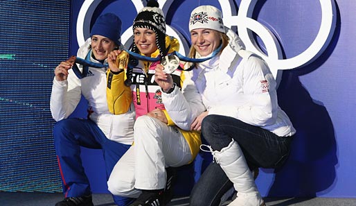 Happy sind auch ihre beiden Mitstreiterinnen: Zweitplazierte Anastazia Kuzmina (r.) und Bronzemedaillen-Gewinnerin Marie Laure Brunet (l.)
