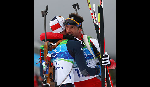 Der drittplatzierte Vincent Jay, der im Sprint Gold holte, gratulierte dem Österreicher Christoph Sumann (r.) zur Silbermedaille