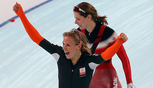 Eissschnelllauf: Das Bild täuscht! Annette Gerittsen (vorne) freut sich hier über Silber. Gold ging an Christine Nesbitt (hinten) aus Kanada