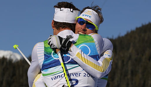 Nordische Herzlichkeit: Bronzemedaillengewinner Johan Olsson (r.) und Olympiasieger Marcus Hellner aus Schweden gratulieren sich gegenseitig zu ihren Erfolgen