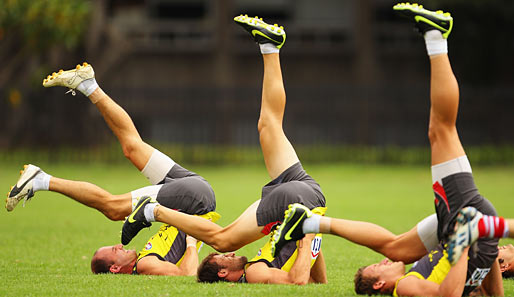 Keine rhythmische Sportgymnastik, sondern Vorbereitung auf ihr hartes Training betreiben die Aussi-Rules-Football-Spieler der Sydney Swans