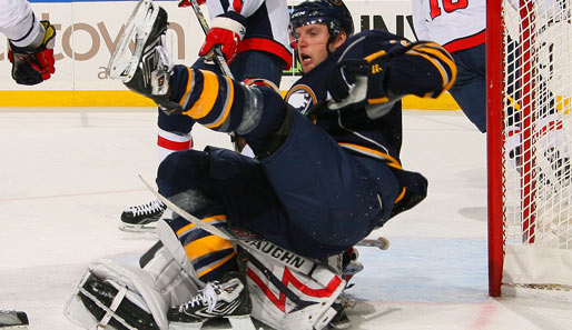 Vorsicht, Grätsche! NHL-Goalie Jose Theodore von den Washington Capitals holt Thomas Vanek (Buffalo Sabres) von den Beinen