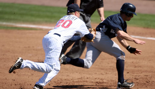 New York Yankee Brett Gardner (r.) und Matt Tolbert von den Minnesota Twins nutzten die Spielunterbrechung beim Baseball für eine Runde "Räuber und Gendarm"