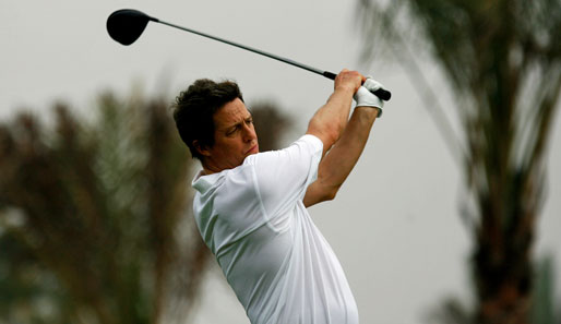 Golf-Prominenz: Schauspieler Hugh Grant arbeitet bei der Laureus Golf Challenge an seinem Handicap