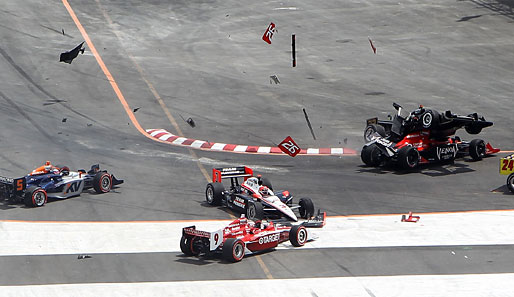 ...das durch einen Crash zwischen Mario Moraes und Marco Andretti einem Destruction Derby ähnelte