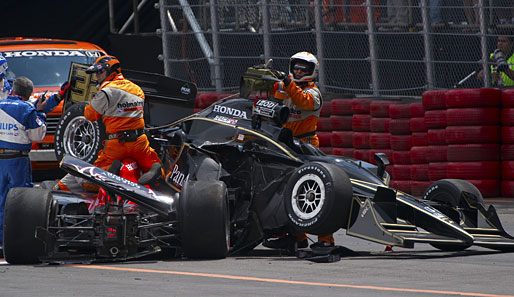 Safety-Crew-Mitglieder entwirren zwei Hondas beim Indy-300-Rennen in Sao Paulo,...