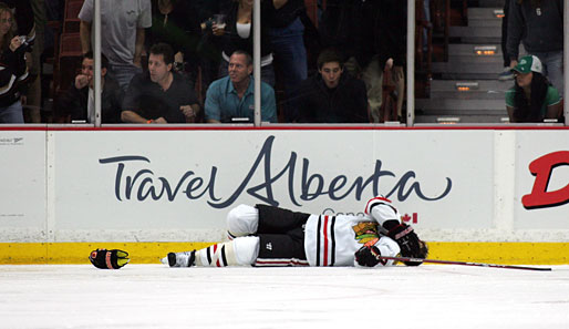 Brent Seabrook von den Chicago Blackhawks wurde in der NHL ordentlichst gecheckt und saß anschließend mit Kopfschmerzen auf der Bank