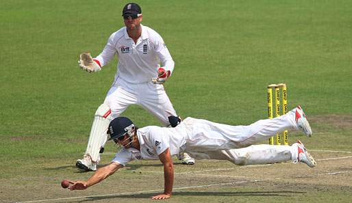 Eine einarmige Liegestütze? Kein Problem für Cricket-Profi Alastair Cook beim Spiel England gegen Bangladesh. Viel wichtiger aber ist: Ja, er hat den Ball gefangen