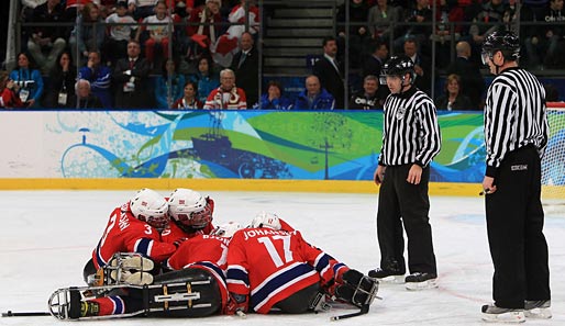 Nein, es ist kein Massencrash. Die Norweger freuen sich wie die Schneekönige über den Sieg gegen Kanada. Der bescherte ihnen beim paralympischen Turnier Bronze