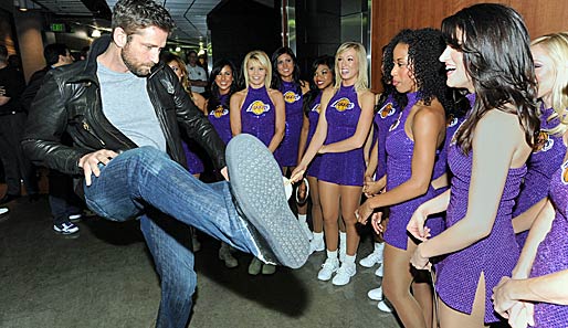 Do the Butler-Dance: Schauspieler Gerard Butler (u.a. "300", "Gesetz der Rache") mit den Cheerleadern der Los Angeles Lakers