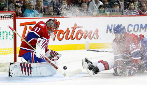 Jaroslav Halak (l.) vom NHL-Klub Montreal Canadiens erhält hier eine Abkühlung in Form einer Eisdusche. Wohl bekomm's!