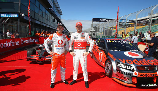 Formel-1-Pilot Jenson Button (r.) und Supercar-Champ Jamie Whincup präsentieren sich und ihre Boliden vor dem Rennwochenende in Melbourne