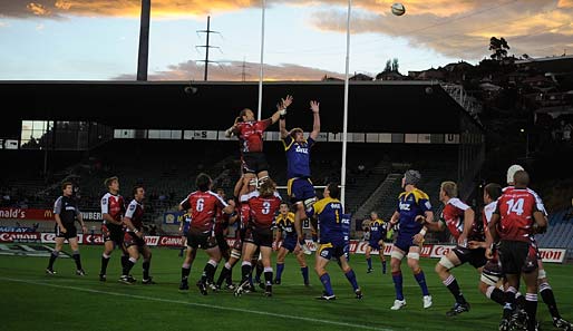 Beim Rugby in Neuseeland geht es traditionell hoch her. Hier die Partie in Dunedine zwischen den Highlanders und den Lions