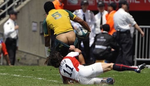 Und schon wieder ein Eklat! Diesmal beim Rugby-Turnier "IRB Hong Kong Sevens". Mat Turner versucht den Australier Kimami Situati zu stoppen und verursacht einen Popo-Blitzer