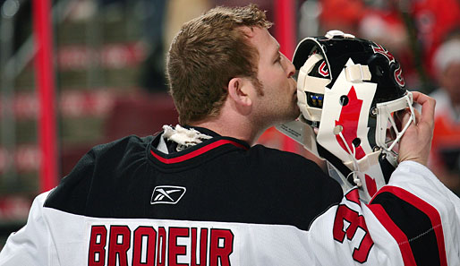Martin Brodeur küsst vor dem Spiel der New Jersey Devils gegen die Philadelphia Flyers seinen Helm. Gebracht hat es nicht's, die Devils verloren 1:5