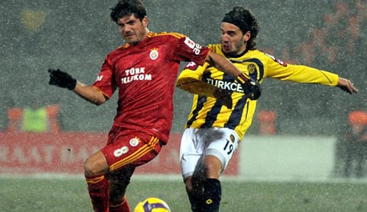 Bei Galatasaray kam Özbek (l.) in der laufenden Saison in 32 Pflichtspielen zum Einsatz