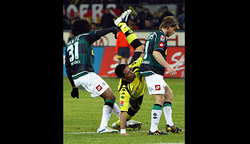 Beim 3:0 von Borussia Dortmund gegen Gladbach packte Dortmunds Lucas Barrios unfreiwillig die Vertikal-Grätsche aus