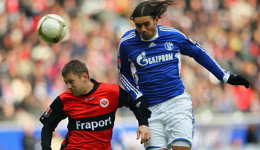 Der FC Schalke 04 bleibt dran im Rennen um die Meisterschaft. Die Magath-Truppe schoss Eintracht Frankfurt mit 4:1 ab