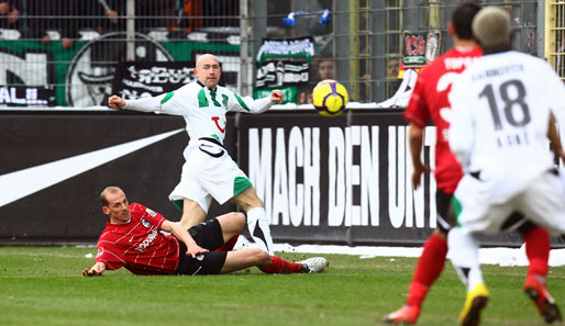 Hannover siegte 2:1 beim SC Freiburg. Hier kommt Oliver Barth bei der Flanke von Hannovers Jiri Stajner einen Tick zu spät