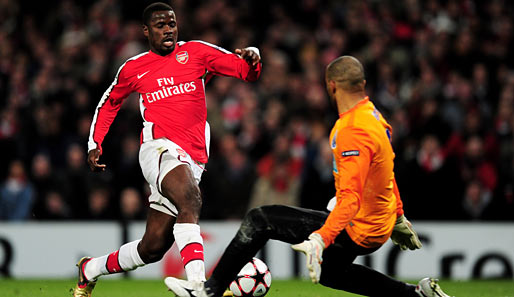 Emmanuel Eboue umkurvt Helton zum 4:0 für Arsenal gegen den FC Porto
