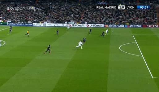 Der Ball fliegt Ronaldo perfekt in den Lauf. Der Portugiese nutzt seinen Schnelligkeitsvorteil gegen Cris