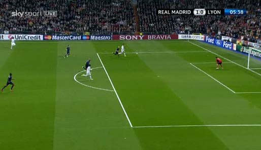 In der Mitte läuft Higuain in Position. Ronaldo hat aber nur das Tor und Lyon-Keeper Lloris im Blick