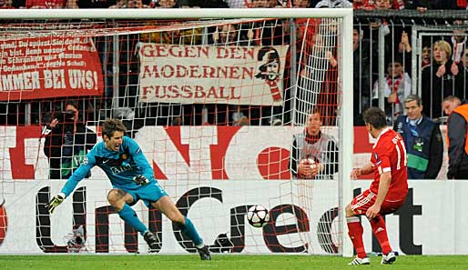 Die 92. Minute: Ivica Olic düpiert United-Keeper van der Sar und erzielt das 2:1 für die Bayern