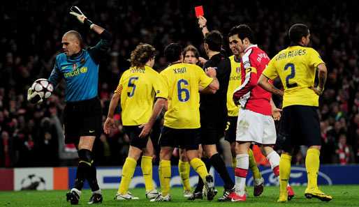 Carles Puyol hatte Fabregas im Strafraum gefoult und sah dafür die Rote Karte. Damit fehlt der Barca-Kapitän den Katalanen im Rückspiel