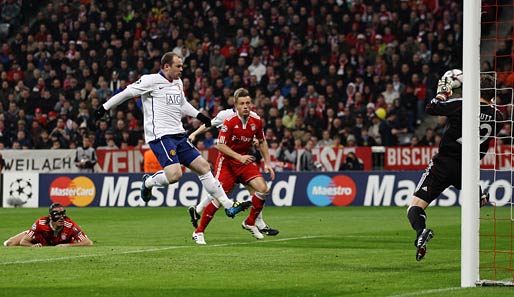 64 Sekunden sind gespielt, da rappelt es im Bayern-Karton: Nach einer Nani-Flanke rutscht Demichelis aus und Rooney drückt den Ball aus vier Metern unter die Lattee