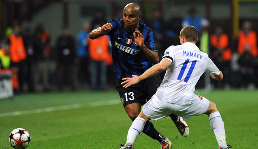 Inter Mailand - ZSKA Moskau 1:0: Lange tat sich Inter vor heimischer Kulisse im Giuseppe-Meazza-Stadion schwer. Maicon wird hier von Mamaew unfair gestoppt