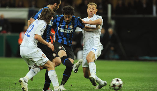 Den erzielte Diego Milito. In der 66. Minute erlöste er die Inter-Fans mit dem 1:0. Wasili Berezutski (r.) kommt zu spät