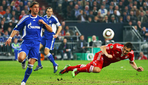Miroslav Klose (r.) hatte in der 20. Minute eine der vielen Bayern-Chancen in der Anfangsphase. Sein Flugkopfball ging über den Kasten, Bordon (l.) war nur Zuschauer