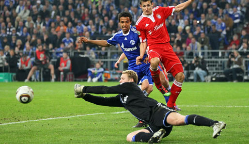 In der 88. Minute rettete Manuel Neuer (unten) die Schalker vor dem 0:1, das Spiel ging in die Verlängerung. Das Ende ist bekannt