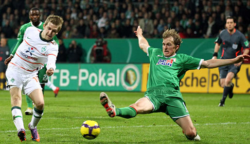30 Minuten dauerte es, ehe die Werder-Fans jubeln durften: Marko Marin (l.) brachte die Hausherren aus 15 Metern in Führung